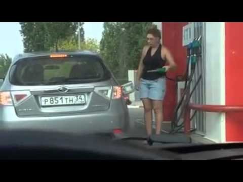 Dwie kobiety tankuja samochod 