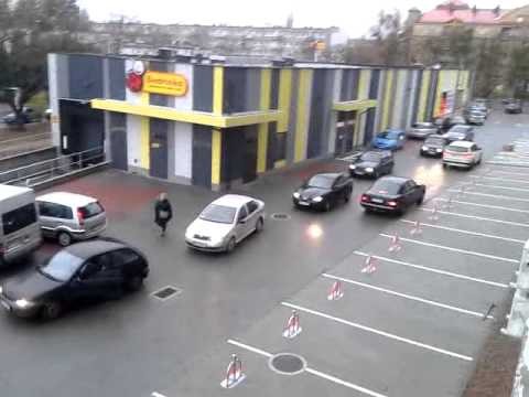 Wyjazd z parkingu klientow Biedronki