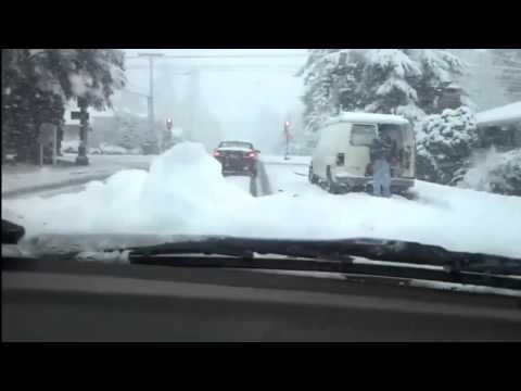Dwie "spalone" idiotki + snieg na drodze