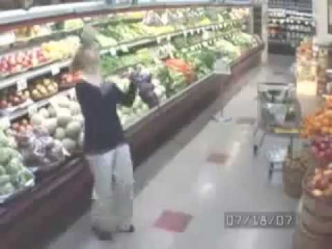 Kobieta w supermarkecie