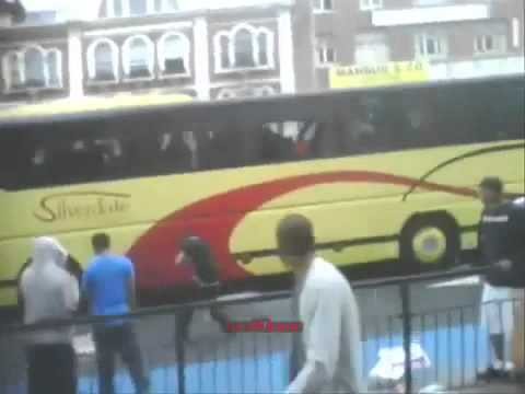Muslimy  w Londynie atakuja autobus