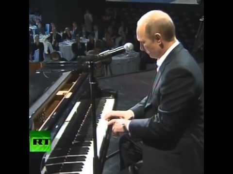 Putin gra na pianinie  
