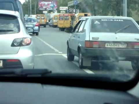 W Rosji nawet otwarta maska samochodu