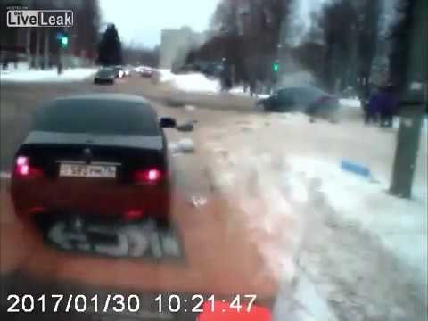 Auto uderza w karetke na sygnale