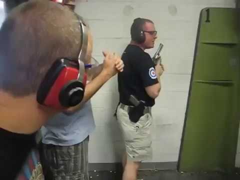 Wpadka instruktora na strzelnicy