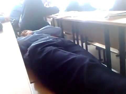 Spiacy rycerz na lekcji