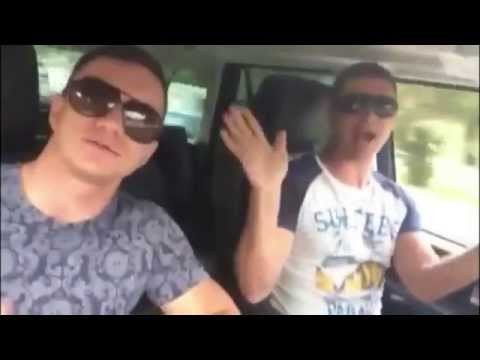 Dwa geje spiewaja za kierownica