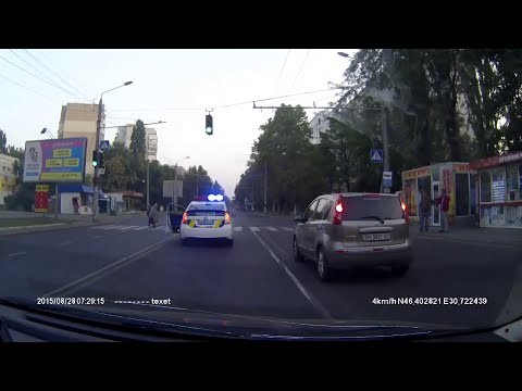 Reakcja ukrainskiego policjanta na widok staruszki