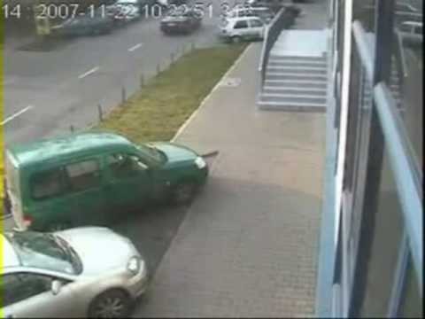 Zlodzieje okradaja samochod w centrum Szczecina 