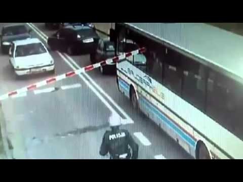 Policjant uratowal Bus