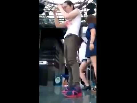 Dziwny taniec Azjatyckiej dziewczyny 