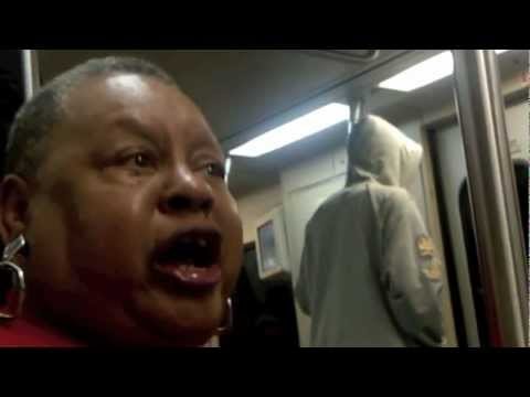 Murzynka rasistka ubliza bialym w tramwaju 