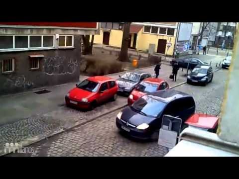 Dwie kobiety probuja zaparkowac 