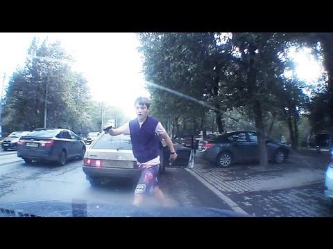 Komu sygnalizujesz? rosyjscy bandyci z nozem i pistoletem