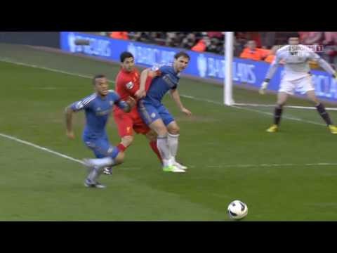 Pilkarz Luis Suarez gryzie obronce Chelsea Londyn