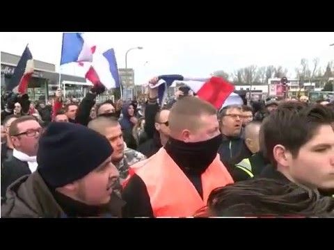 Calais- francuska policja pacyfikuje francuski ...