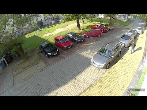 Kobieta wyjezdza z parkingu