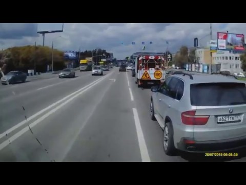 Idiota z BMW blokuje przejazd karetki pogotowia