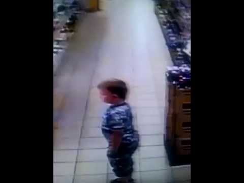 Dziecko robi kupe w sklepie 