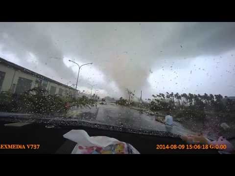 Silne tornado uchwycone przez rejestrator porywa