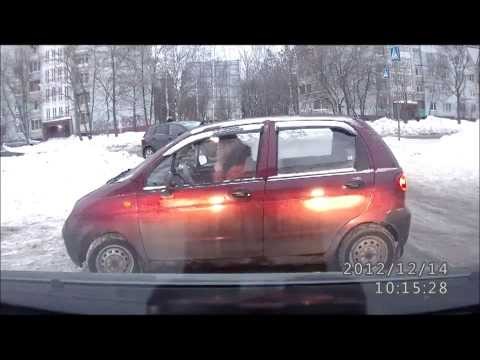 Typowa rosyjska kobieta za kierownica.