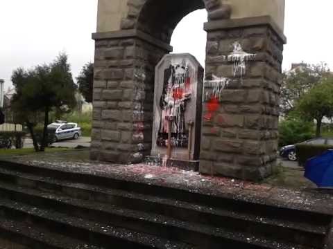 Obrzucenie farba i jajkami pomnika armii czerwonej podczas manifestacji - Nowy Sacz 