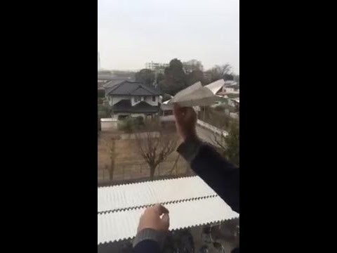 Puszczanie papierowego samolociku z okna, ktory...