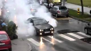 Idiota w BMW pali gume
