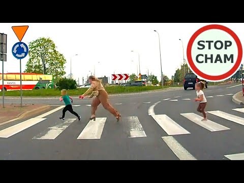Dziecko ucieka mamie na ulicy