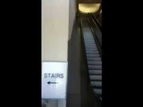 Szybkie zejscie na ruchomych schodach