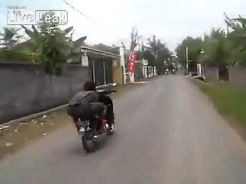 Indonezyjski idiota na motocyklu.