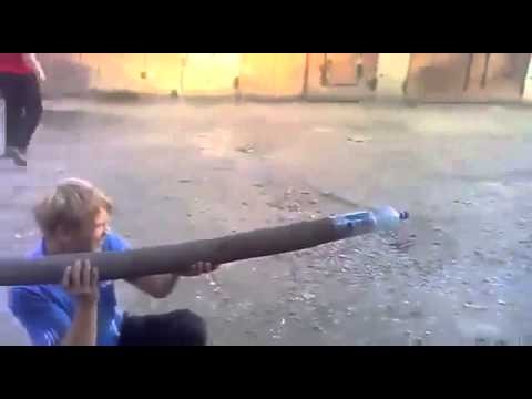 Bazooka z rury i butelki