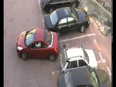 Sprytna kobieta i wiesniak na parkingu
