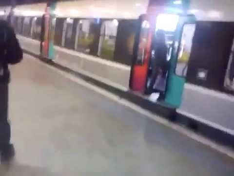 Szybki sposob na odblokowanie drzwi w metrze