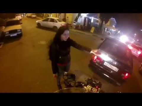 Dziewczyna i motocyklista