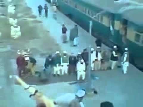 Muzlumanskie modly na stacji kolejowej