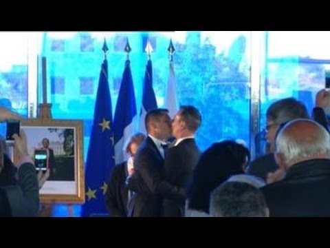 Pierwszy slub homoseksualistow we Francji GRATULACJE