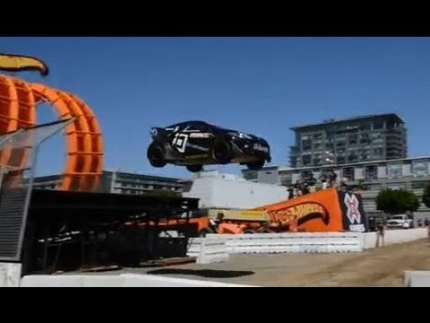 Hot Wheels loop jump crash