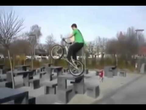 Zabawa w schodki BMX-em