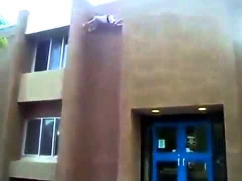 Idiota wchodzi po scianie na gore budynku