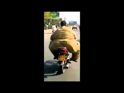 Czlowiek bardzo gruby, jazda na motocyklu w Indiach