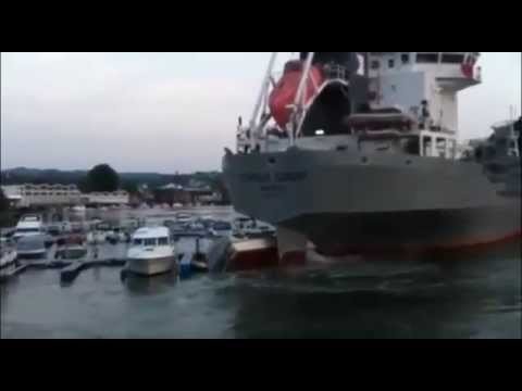 Statek demoluje port