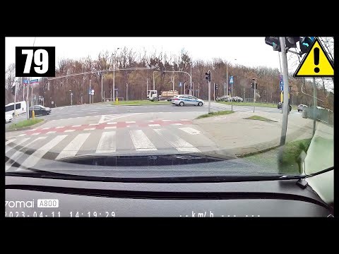 Rowerzysta kopie w auto