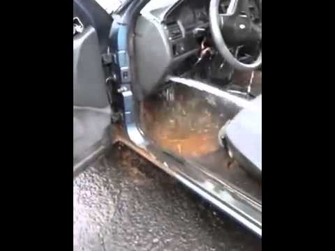 Brutalny mezczyzna myje swoj samochod