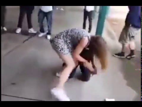 Nastolatek uderza dziewczyne trenujaca mma