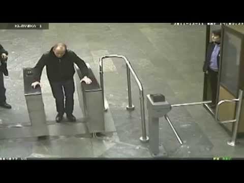 Skok w metrze przez bramke obrotowa