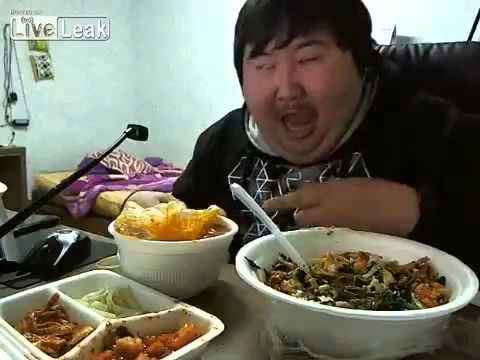 Gruby koreanczyk i jego jedzenie