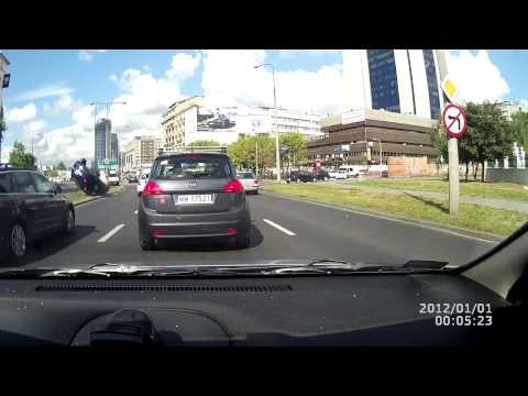 Dachowanie przed pl. Zawiszy Skoda Fabia