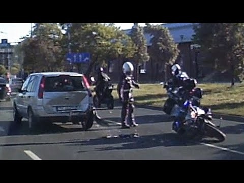 Krakowski policjant probuje zatrzymac motocykliste