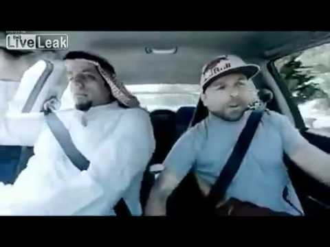Arab jedzie samochodem